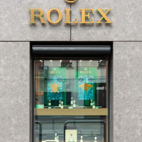 Vetrina espositiva esterna Store Gioielleria Benetti rivenditore autorizzato Rolex - Via Mantovana a Verona