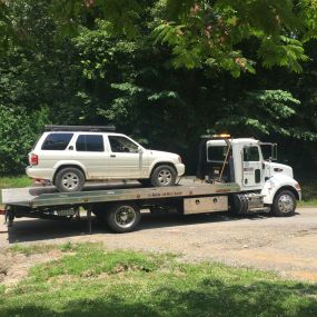 Towing • Roadside Assistance • Auto Repair • Transloads •  Heavy Duty Recovery 

Call us! (618) 342-6677