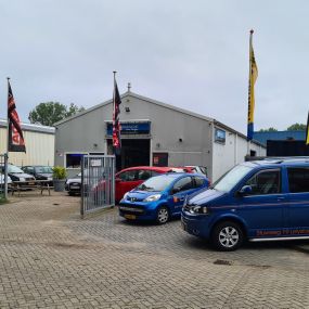 Welkom bij Autovakmeester Garage van Engen. Bij ons universeel autobedrijf in Lelystad kunt u onder andere terecht voor auto-onderhoud aan alle automerken, de APK check en autoreparatie.