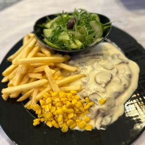 Hänchen Filet mit Rahmsoße und Pommes dazu Mais und Salat