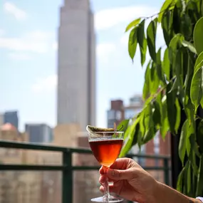 Cocktail at Vintage Green Rooftop in front of the Empire State Building