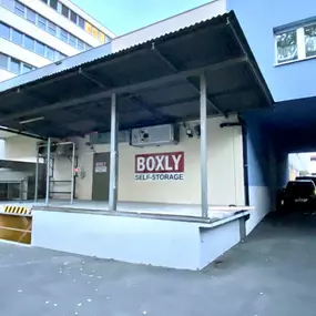 Einfacher Zugang zum Einlagern bei Boxly in Basel.