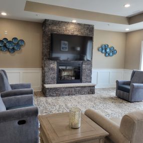 Hampton Manor of Bloomfield Hills - Memory Care Common Area