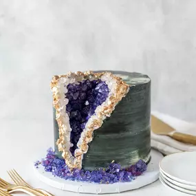 A birthday gem! This stunning cake, designed to look like an amethyst geode, adds a magical touch to your special day.