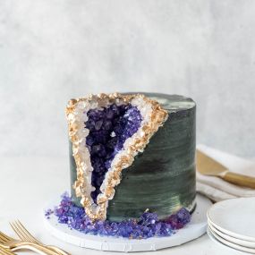A birthday gem! This stunning cake, designed to look like an amethyst geode, adds a magical touch to your special day.