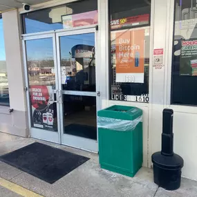 Bild von CoinFlip Bitcoin ATM - Smoker's Host Discount Tobacco (Bloomfield)