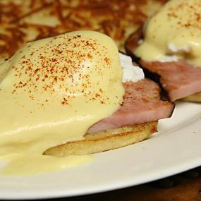 CLASSIC EGGS BENEDICT