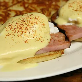 CLASSIC EGGS BENEDICT