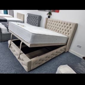 Bild von Burton Beds & Sofas