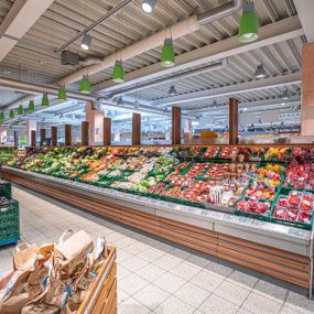 OBST- UND GEMÜSEABTEILUNG
Kräftige Farben, verführerisch duftend und knackig, so kann heute auch unserem leckeren Obst und Gemüse, welches wir täglich frisch geliefert bekommen, praktisch niemand widerstehen. Der entscheidende Unterschied: Unsere Kunden erfreuen sich auch nach dem Genuss der bunten Früchte bester Gesundheit. Schmackhaft und erntefrisch bieten wir Obst und Gemüse der Saison an, zum Beispiel Erdbeeren oder Spargel. Das Tüpfelchen auf dem I sind unsere exotischen Früchte wie Ananas