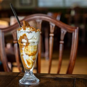 Lotus Biscoff sundae, vanilla ice cream, whipped cream.