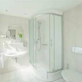 Guest room bath