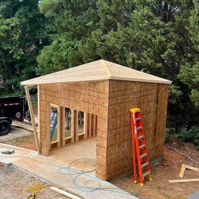 Building backyard Studio l for an Entrepreneurs office space, this cube design boasts a patio area, single-zone mini-split air conditioning system, and fixed double glazing side windows.