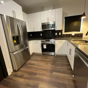 New build student house in midtown Atlanta, with a practical kitchen design. All new appliances, subway backsplash tile, granite countertops, and luxury LVP flooring from Floor&Decor.