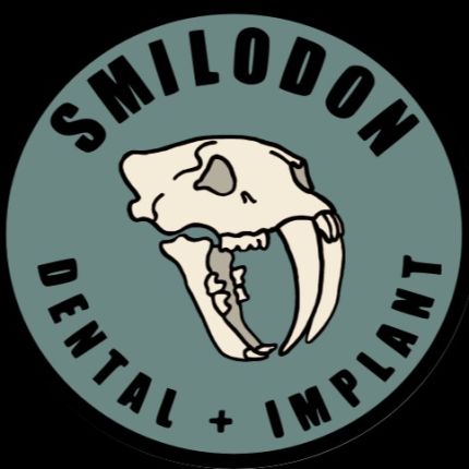 Λογότυπο από Smilodon Dental + Implants