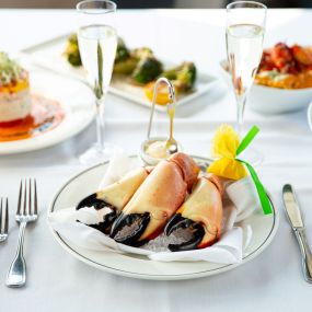FRESH STONE CRAB CLAWS Served fresh and never frozen, these sweet, meaty claws are pulled from the traps and arrive at your table chilled, pre-cracked, and with our house specialty mustard sauce. All in less than 24 hours.