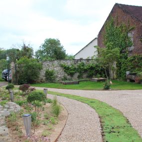 Bild von Maillard Paysage - Entreprise Jardinage Pose Clôture Aménagement Allée Terrasse Bois Composite Parking Drainant Oise Beauvais