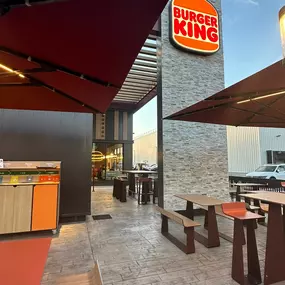 Installez-vous sur la terrasse de Burger King à Clichy-sous-Bois et profitez d'un moment agréable en plein air. Idéale pour déguster vos burgers, frites et boissons, notre terrasse offre un cadre confortable et spacieux, parfait pour un repas rapide sous le soleil. Située à proximité du centre commercial E.Leclerc, elle vous permet de savourer vos plats dans une ambiance détendue, que ce soit entre amis, en famille ou pour une pause déjeuner bien méritée.