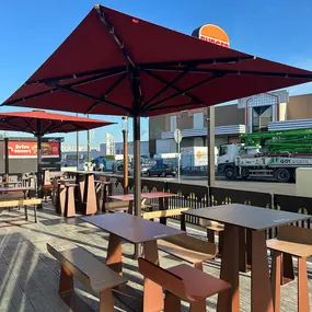 Profitez de la terrasse de Burger King à Clichy-sous-Bois, idéale pour déguster vos burgers en plein air. Confortable et spacieuse, elle vous offre un cadre agréable pour un repas rapide, à deux pas du centre commercial E.Leclerc.