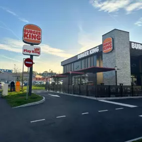 Burger King Clichy-sous-Bois, à proximité du centre commercial E.Leclerc, vous propose une variété de burgers, frites et menus savoureux dans un cadre moderne. Profitez d'une expérience culinaire rapide avec des produits de qualité, préparés avec des ingrédients frais. Idéalement situé près d'E.Leclerc, ce restaurant est facilement accessible pour un repas rapide en famille ou entre amis.