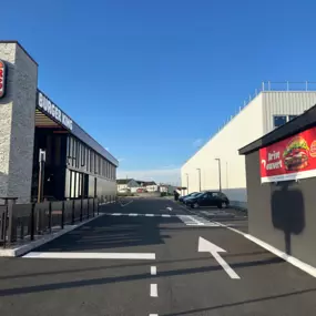 Burger King Clichy-sous-Bois offre un parking gratuit et spacieux, vous permettant de vous garer facilement lors de votre visite. Idéalement situé à proximité du centre commercial E.Leclerc, profitez d'un accès pratique et sans souci pour venir déguster vos burgers préférés.