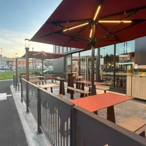 Profitez de la terrasse spacieuse et agréable de Burger King à Clichy-sous-Bois, idéale pour déguster vos burgers en plein air. Que ce soit par beau temps ou pour une pause détente, notre terrasse vous offre un cadre confortable et convivial, parfait pour un repas rapide en extérieur. Située à proximité du centre commercial E.Leclerc, elle constitue un lieu parfait pour savourer vos plats dans une ambiance décontractée, que vous soyez entre amis, en famille ou seul.