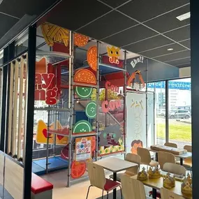 Burger King Clichy-sous-Bois vous invite à découvrir son aire de jeu Play King, un espace amusant et sécurisé pour les enfants.