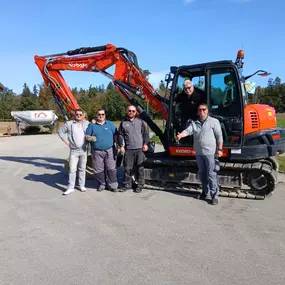 Bild von Erdbau Gierlinger Fuhrunternehmen. Bagger. Erdarbeiten. Kieslieferungen