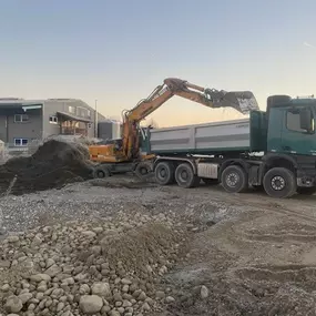 Bild von Erdbau Gierlinger Fuhrunternehmen. Bagger. Erdarbeiten. Kieslieferungen