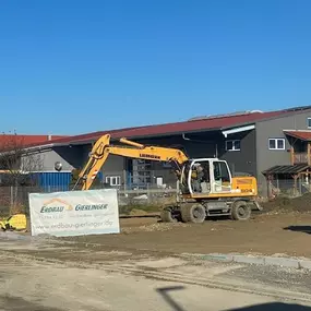 Bild von Erdbau Gierlinger Fuhrunternehmen. Bagger. Erdarbeiten. Kieslieferungen