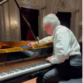 Bild von Pianostemmer voor het Gooi en omstreken Frans van den Brink