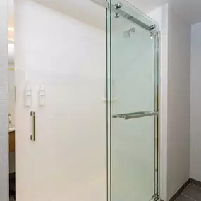 Guest room bath