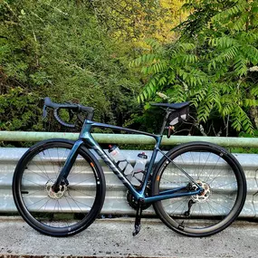This photo features a happy customer’s brand-new Giant Defy—ordered, assembled, and tuned right here at Lakeside Bicycles.
From expert advice to personalized service and final adjustments, our team made sure his ride was perfect and ready to hit the road.
Looking for your dream bike? Let Lakeside Bicycles take care of every detail.