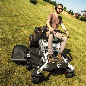 A Bobcat ZT2000 zero-turn mower