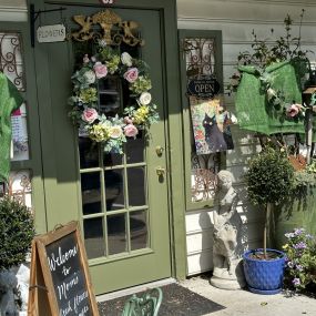 Bild von Mom's Flower Shoppe and Treasures