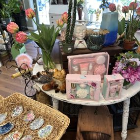 Bild von Mom's Flower Shoppe and Treasures