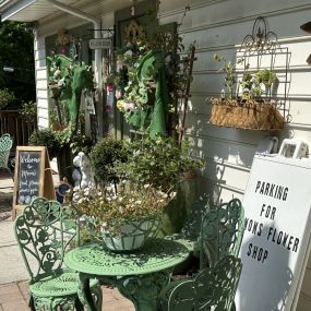 Bild von Mom's Flower Shoppe and Treasures