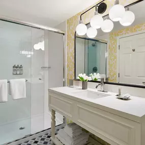 Guest room bath