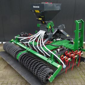 Gras doorzaai machine.
Voor een goede weide / gras mat verzorging, en om eventueel bij te zaaien.
Met of zonder zaaimachine te leveren.