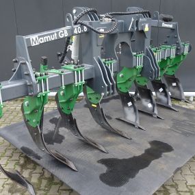 Diepwoeler met gebogen of rechte woelpoeten.
Met zware sterke hydraulische hef, met hoge aftakas doorlaat, voor machine achter de woeler.
Ook in andere werkbreedtes.