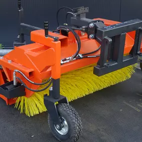 Veegmachine voor de mini shovel  Borstel diameter 60CM !!!!.
Unieke parrlellogram met pendel ophanging, voor de betere bodem volging, en voor minimale borstel slijtage.
Deze veegmachine rolt op zijn eigen 3 luchtband loopwielen.