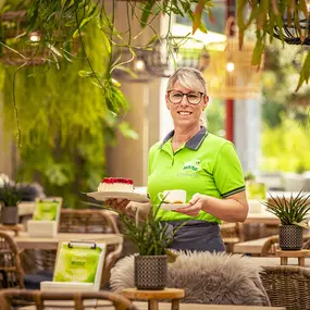 Blumen-Risse, Gartencafé, Café, Dortmund-Soelde, gemuetliches-Ambiente, Servicekraft-im-Café