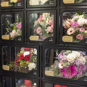 Schöne Auswahl an Blumensträußen im Blumenautomaten am Blumen-Risse Blumenladen in Dortmund-Mengede