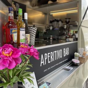 Aperitivo Bar Food Truck mit Blumen