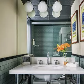 Guest room bath