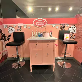 Bild von Brow Bar Benefit Cosmetics