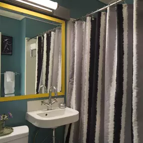 Guest room bath