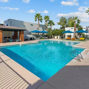 A refreshing swimming pool at Sono Tempe Apartments, complemented by a picnic area for relaxation and outdoor dining.