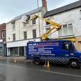 Bild von Man with a Cherry Picker Van