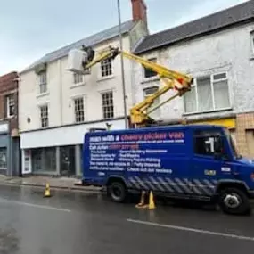 Bild von Man with a Cherry Picker Van